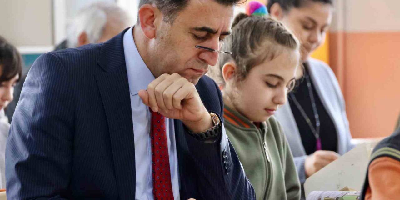 Hem Okulda, Hem Pazarda, Hem Sokakta Halkla İç İçe