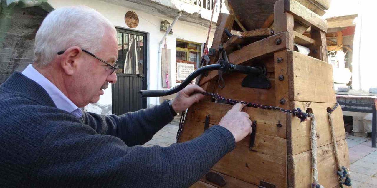 Asırlık Ahşap Bulgur Makinesine Gözü Gibi Bakıyor