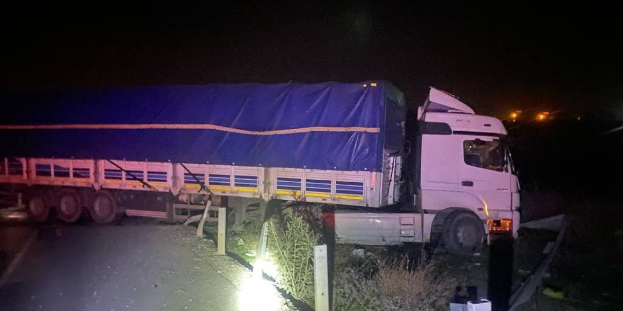 Tıra Arkadan Çarpan Otomobilin Sürücüsü Yaralandı