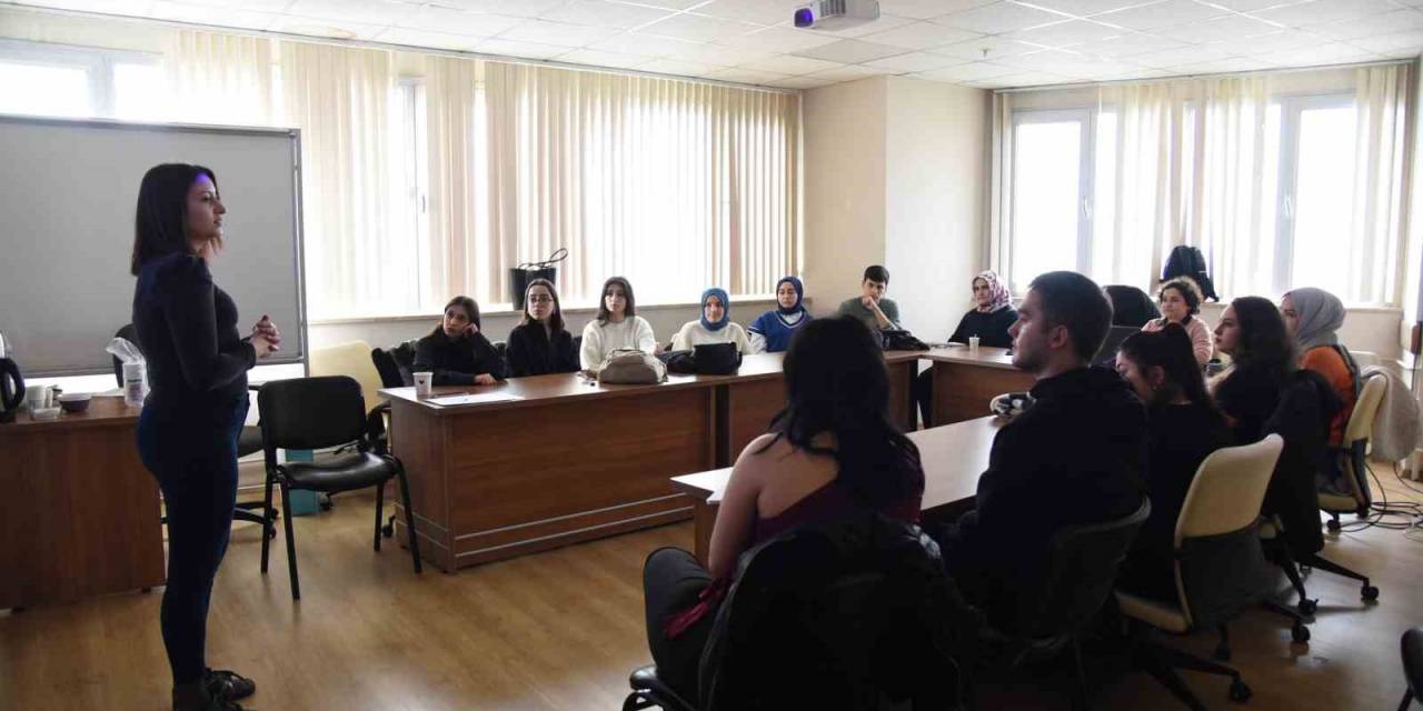 Üniversite Öğrencilerine Etkili İletişim Yöntemleri Anlatıldı