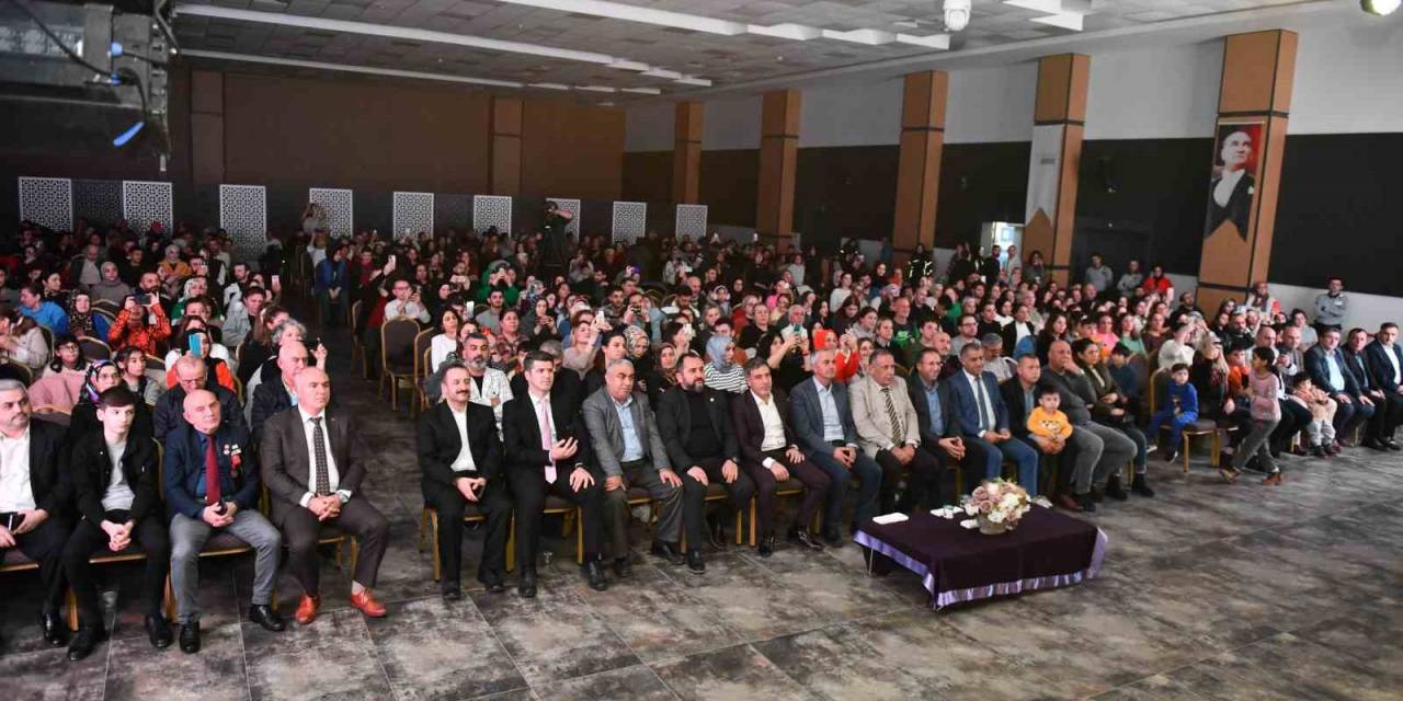 Esenyurt’ta Düzenlenen Kardeş Kültürler Festivali’nde Sanatçı Selçuk Balcı Sahne Aldı