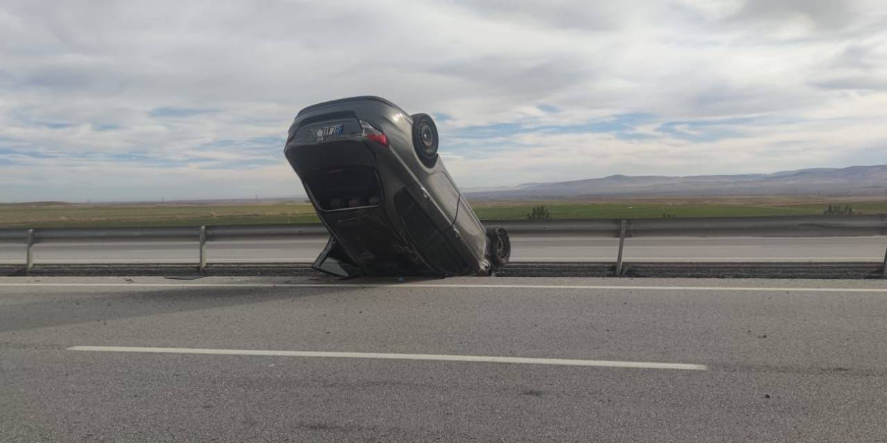 Takla Atıp Refüje Giren Otomobilde 2 Kişi Yaralandı
