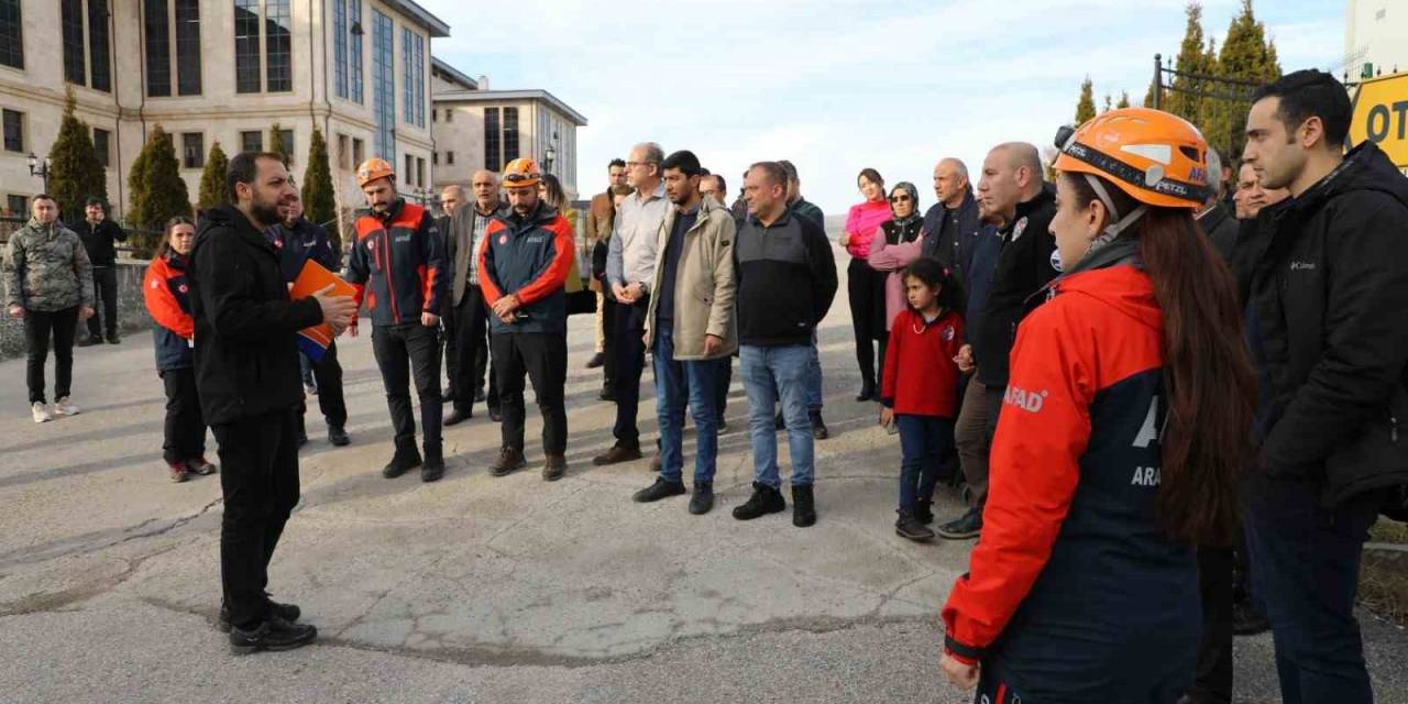 Sivas’ta Deprem Anı Ve Acil Durum Tahliye Tatbikatı Gerçekleştirildi