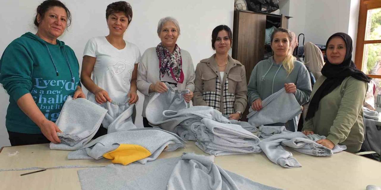 Gazzeli Çocuklar Üşümesin Diye Battaniye Ve Giysi Dikiyorlar