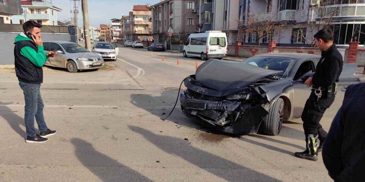 Bursa’da Otomobiller Çarpıştı: 1 Yaralı