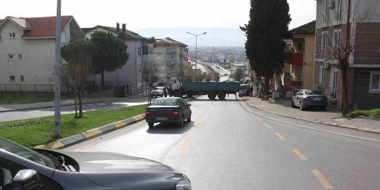 Şoförün Refleksi Faciayı Önledi: Freni Boşalan Kamyon Refüje Çıktı