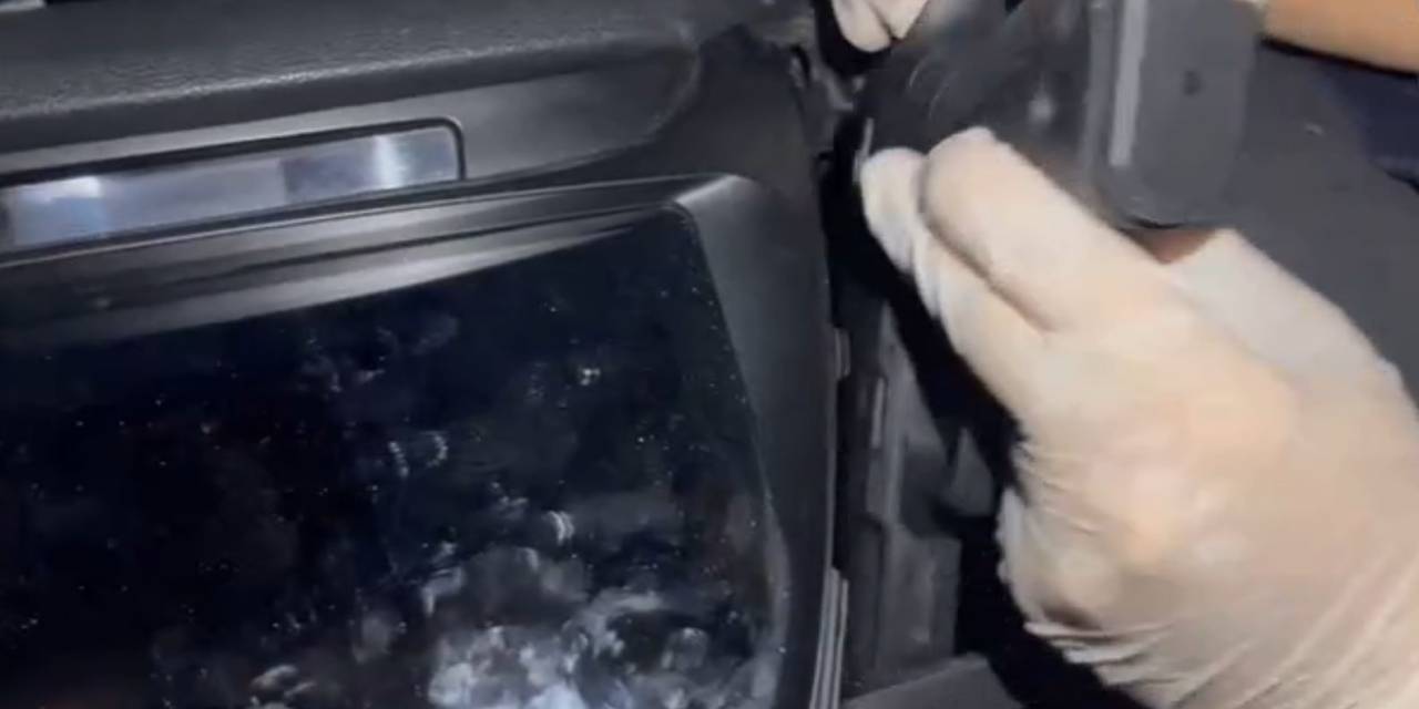 Otomobilin Ön Konsolunu Silah Deposuna Çevirmişler