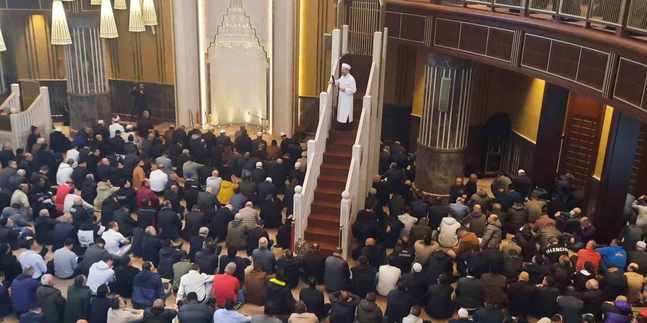 Diyanet İşleri Başkanı Ali Erbaş, Taksim Camii’nde Hutbe Verdi