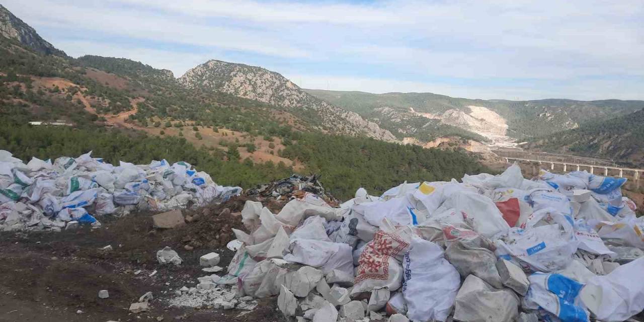 Çöplük Yolu Dökülen Moloz Yığınlarından Geçilmiyor