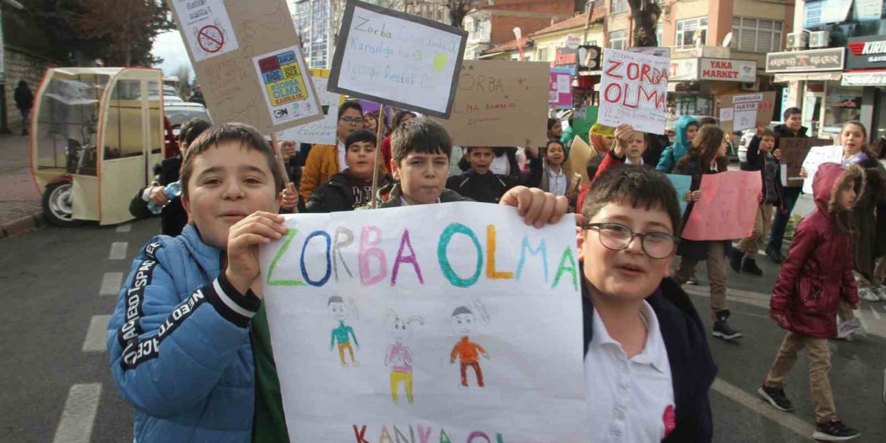 Konya’da Öğrenciler Akran Zorbalığına Dikkat Çekmek İçin Yürüdü