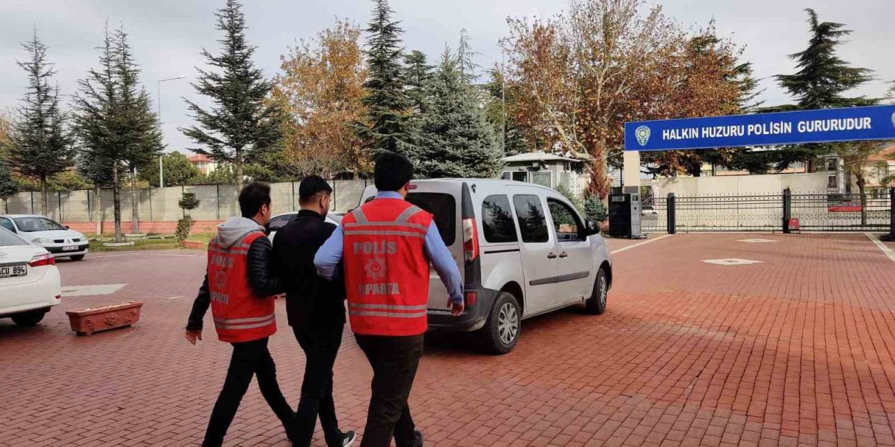 Otomobil Dolandırıcısı Para Çektiği Esnada Yakalandı