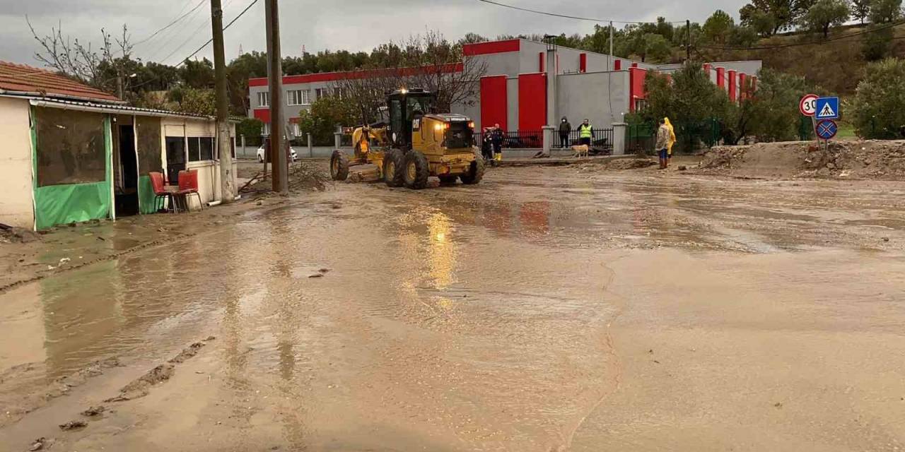 Çanakkale’de Sağanak Yağış Nedeniyle Kalabaklı Köy Yolu Trafiğe Kapatıldı