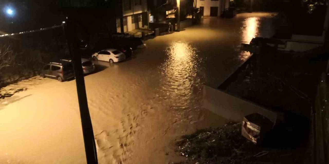 Lapseki’de Sağanak Yağış Etkili Oldu, Caddeler Göle Döndü