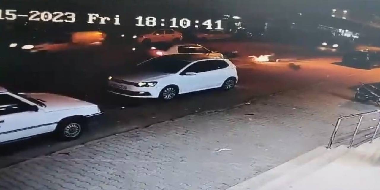 Otomobil Yayalara Çarptı: O Anlar Kamerada