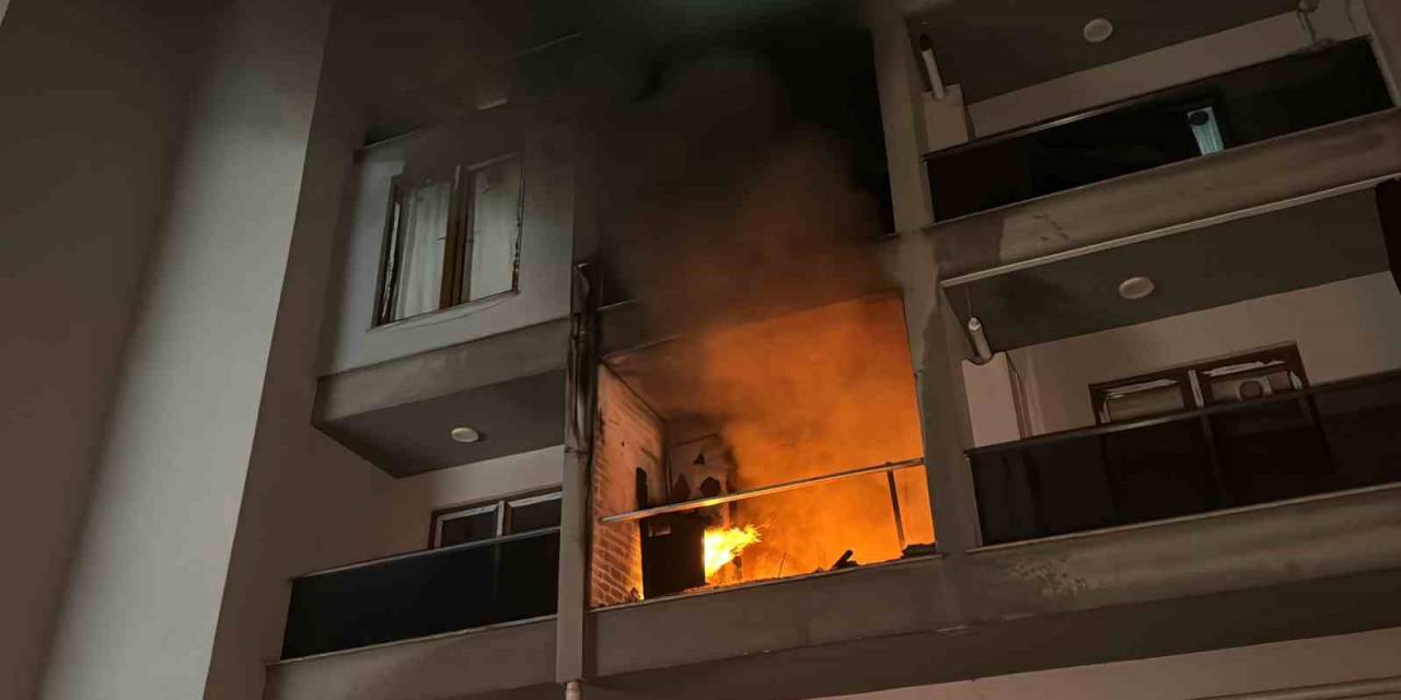 Yangında Apartmanda Mahsur Kalanları İtfaiye Kurtardı