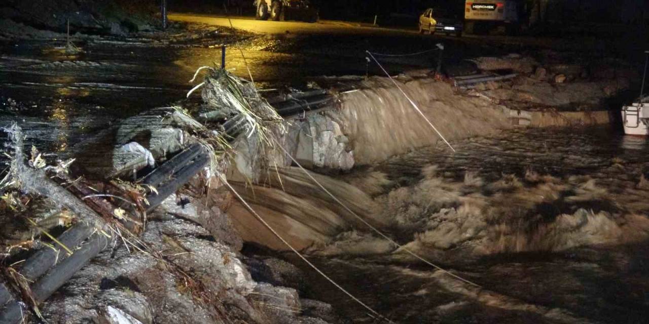 Çanakkale’de Kepez Deresi Taştı, Sahil Yolu Trafiğe Kapatıldı