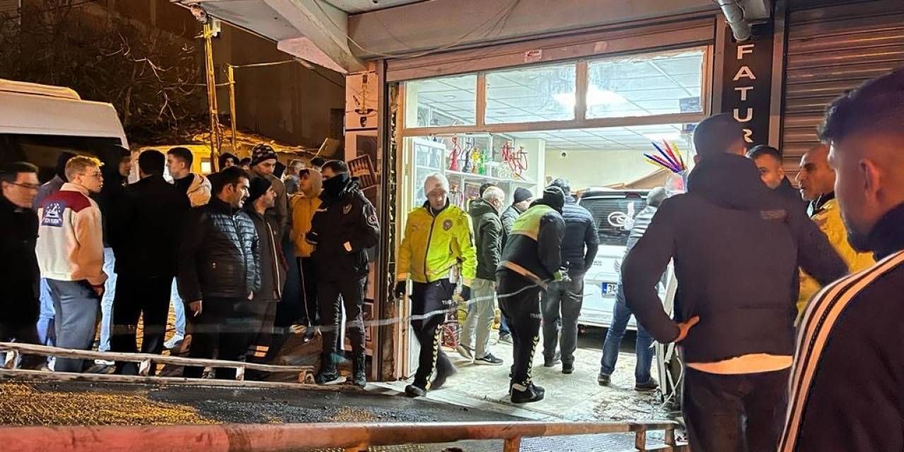 Esenyurt’ta Araç Tütüncü Dükkanına Girdi: 2 Yaralı