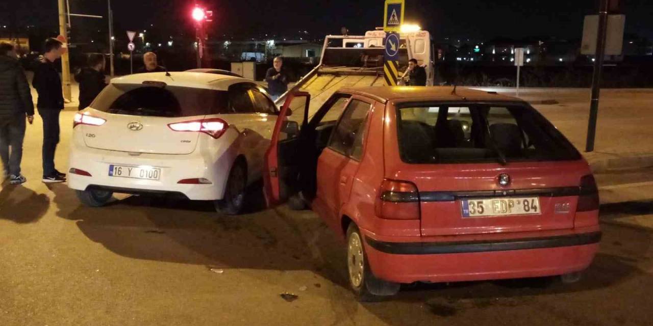 Bursa’da İki Araç Kafa Kafaya Çarpıştı: 5 Yaralı