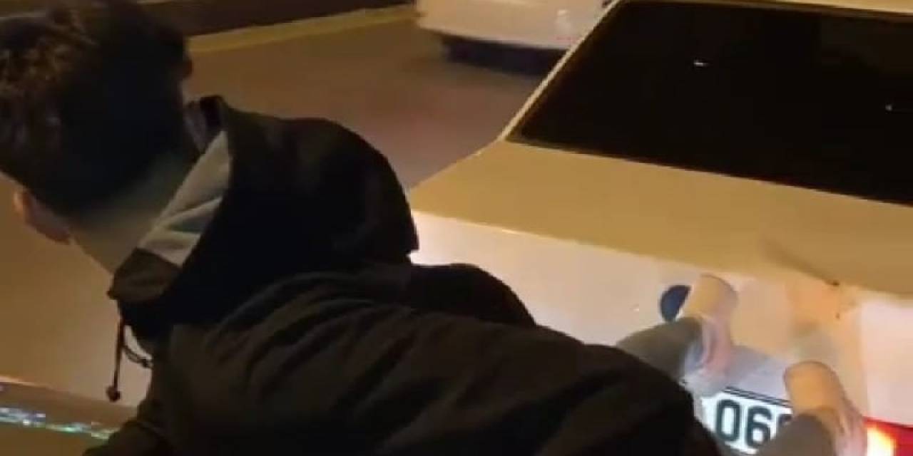 Bir Garip Yol Yardımı: Yolda Kalan Aracı Ayaklarıyla Böyle İtti