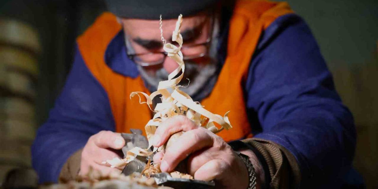 Ekmek Teknesinde 25 Yıldır Ahşaba Şekil Veriyor