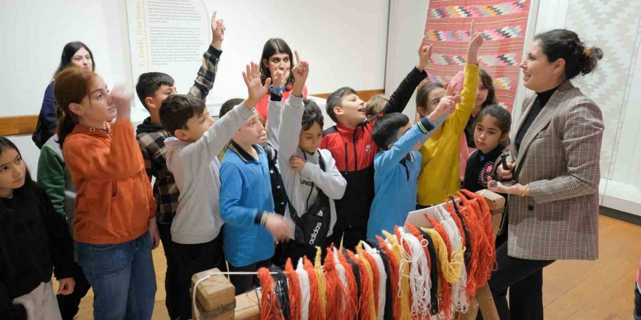 Yerli Malı Haftası’nda Minik Öğrenciler Halı Dokudu
