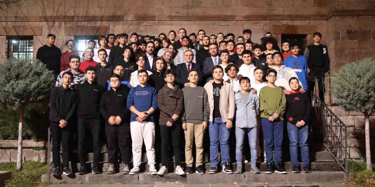 Rektör Prof. Dr. Altun, Talas Gençlik Merkezi’nde Öğrenciler İle Buluştu