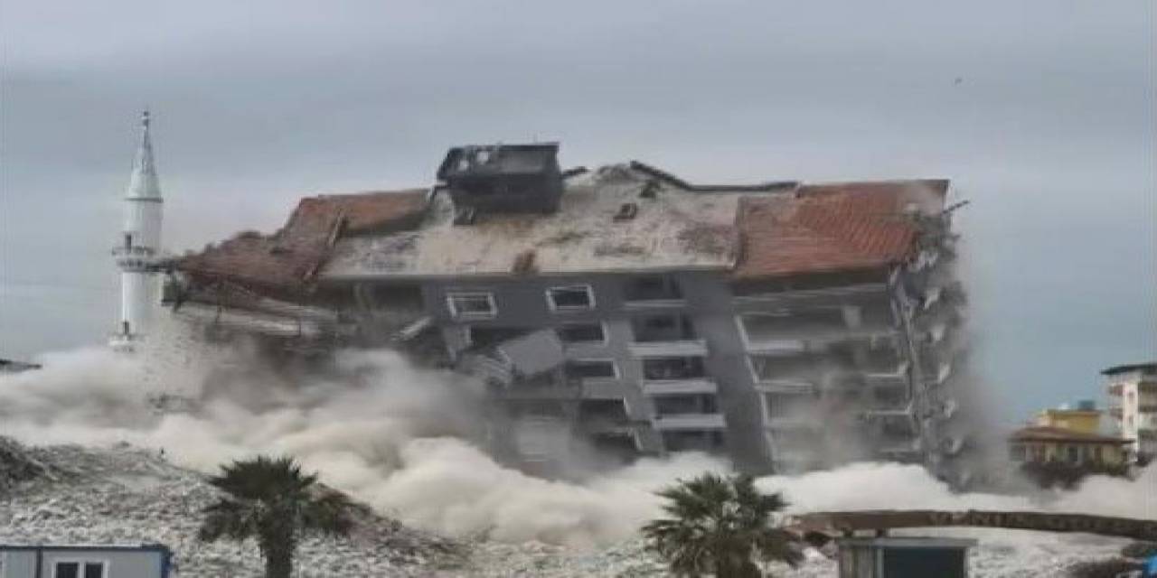 Dinamitle Patlatılan 10 Katlı Bina, Kağıt Gibi Yerle Bir Oldu