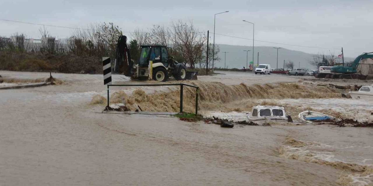 Kepez Deresindeki Taşkın Devam Ediyor, Sahil Yolu Trafiğe Kapalı
