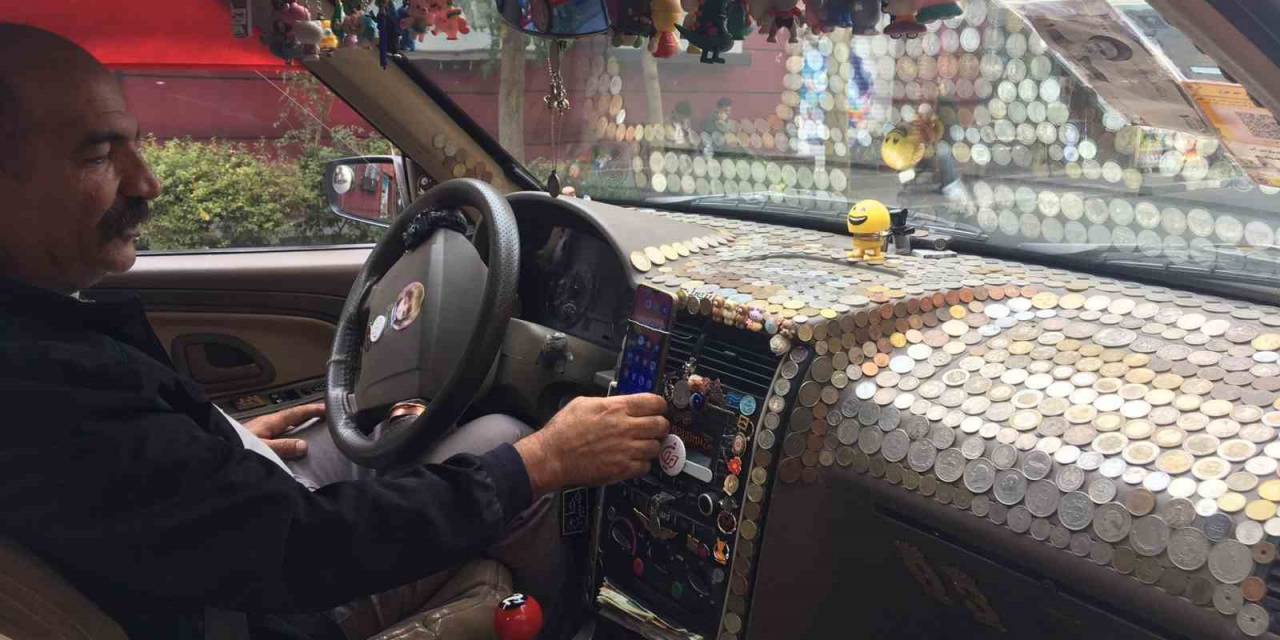 İranlı Taksicinin "Seyyar Para Müzesi" Yolcularına Keyifli Anlar Yaşatıyor