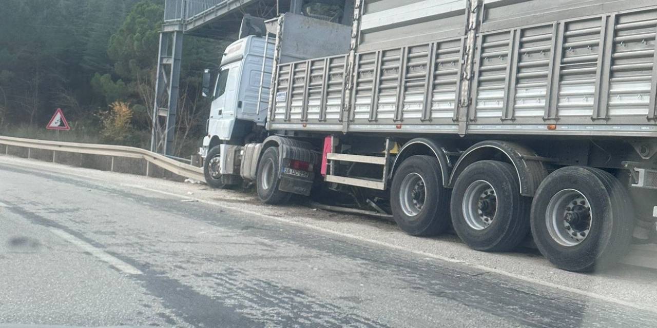 Bilecik’te Kontrolden Çıkan Tır Az Kalsın Üst Geçidi Yıkıyordu