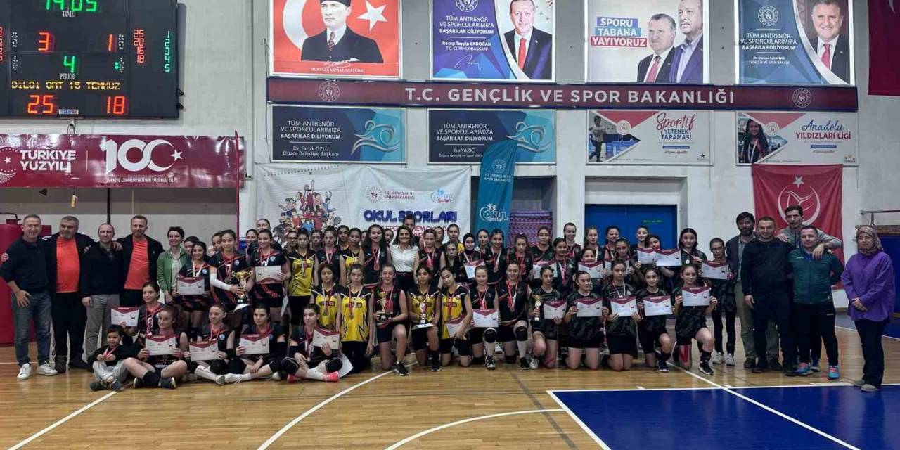 Voleybol Şampiyonu Bilgi Ortaokulu Oldu