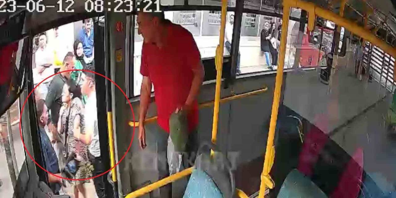 Otobüs Şoförü, Tartakladığı Kadın Yolcuyu Araçtan İndirdi: O Anlar Kamerada