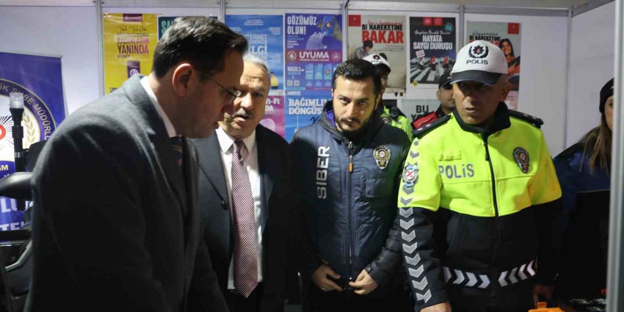 Polis Standı İlgi Odağı Oldu