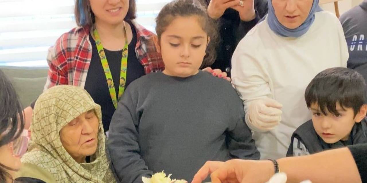Bu Merkez Yaşlılar İle Çocukları Bir Araya Getiriyor