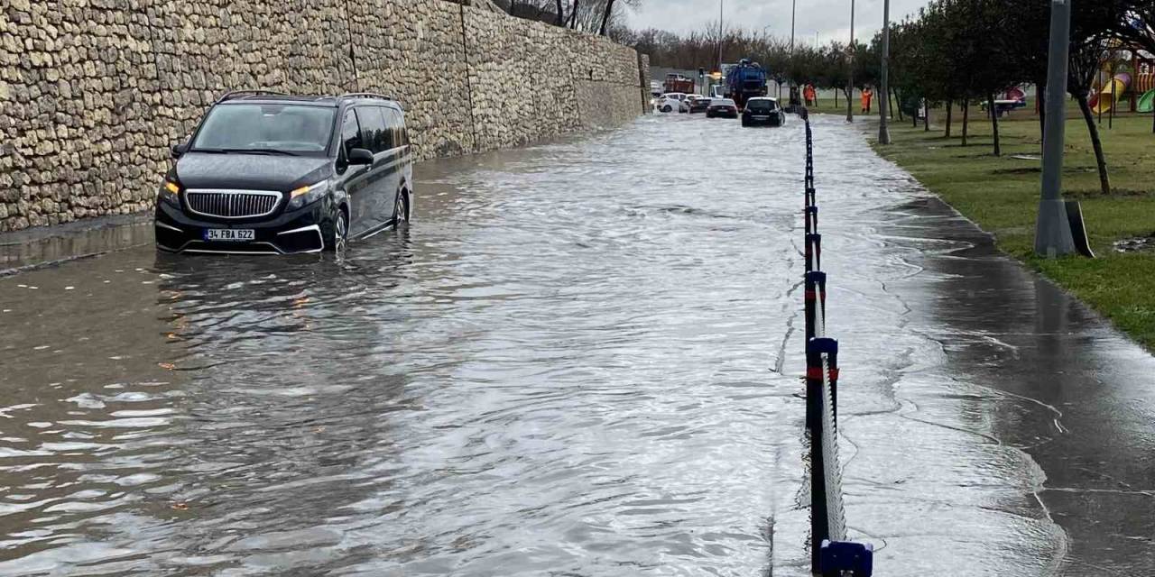 Florya Sahil Yolunda Rögarlar Taşınca Araçlar Yolda Kaldı