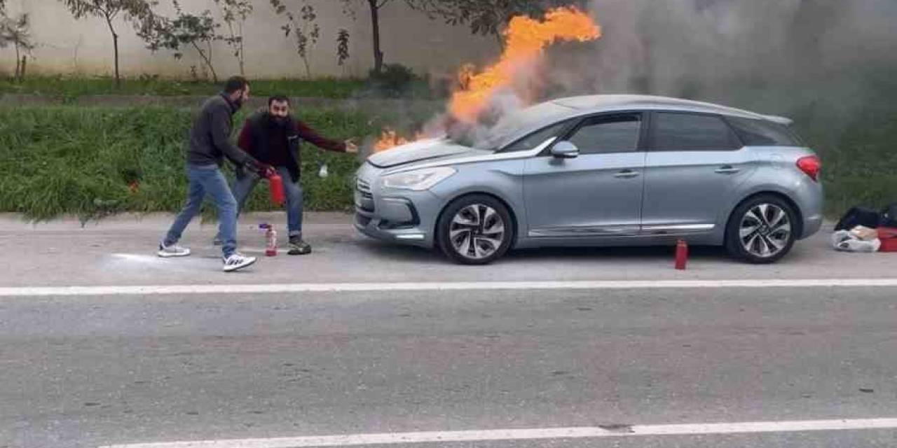 Kartal’da Yanan Aracı Söndürmek İçin Vatandaşlar Seferber Oldu