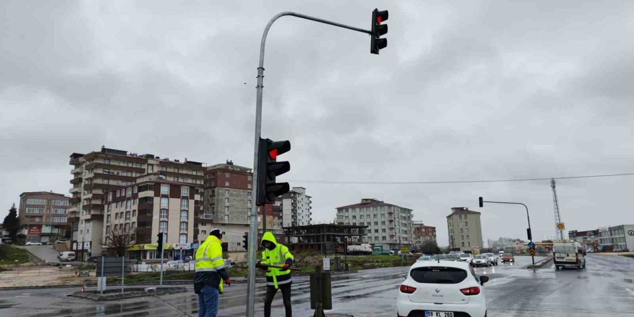 Şiddetli Rüzgar Trafik Işıklarını Ters Çevirdi