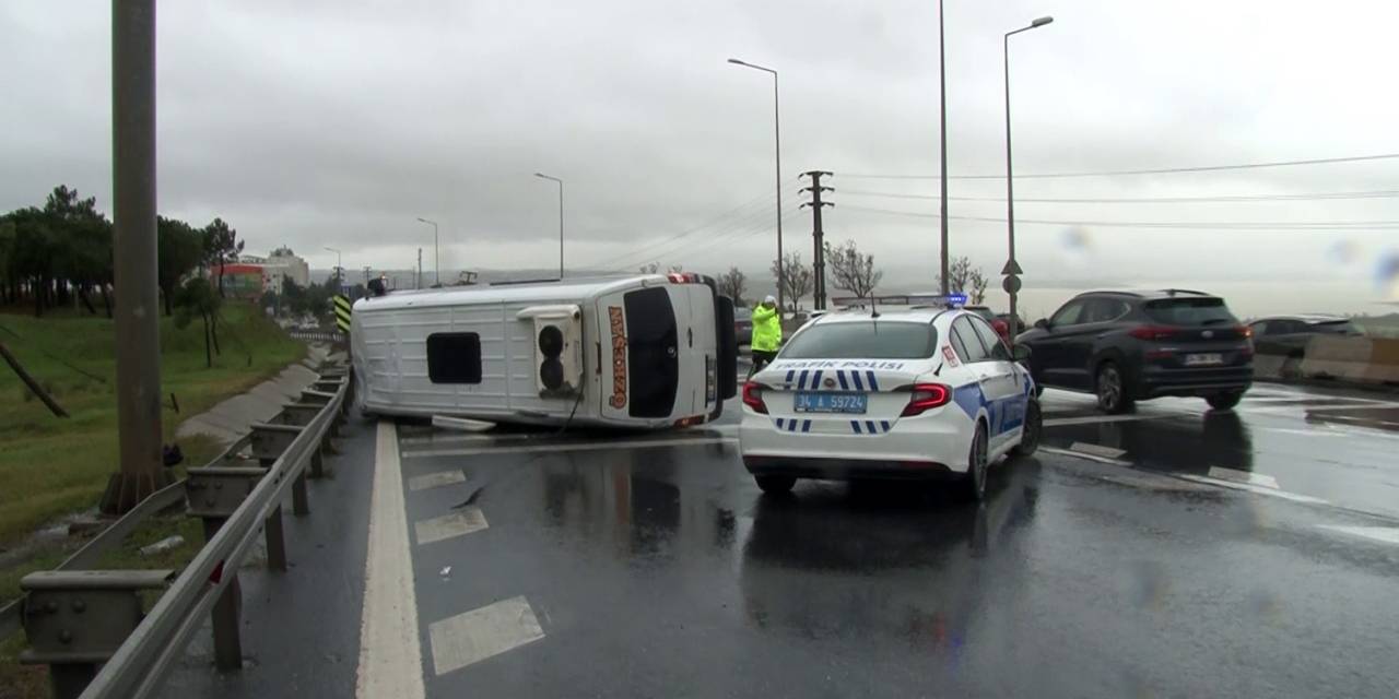 Yağmur Nedeniyle Kayganlaşan Yolda Minibüs Devrildi: 1 Yaralı
