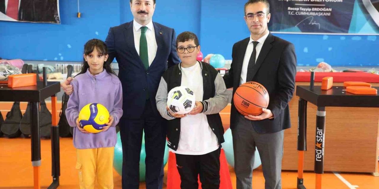 Diyadin’de Gençlere Spor Malzemesi Desteği