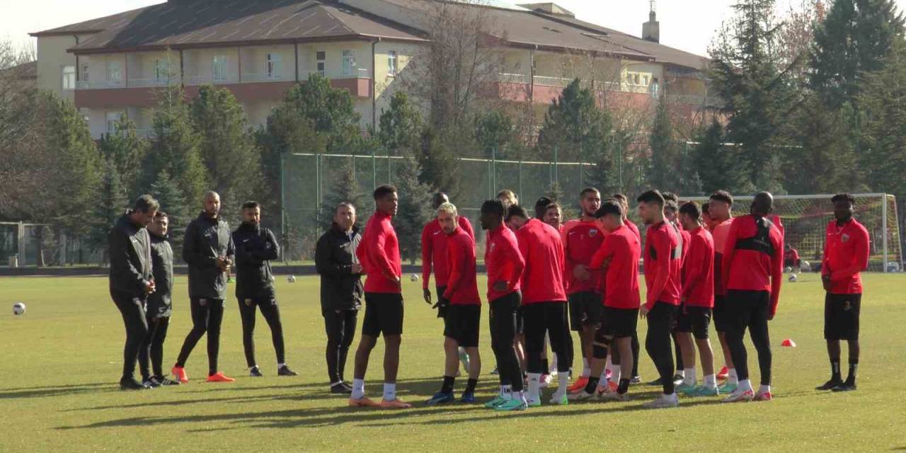 Recep Uçar: "Taraftarımızın Önünde Arzu Ettiğimiz Sonucu Alacağımızı Düşünüyorum"