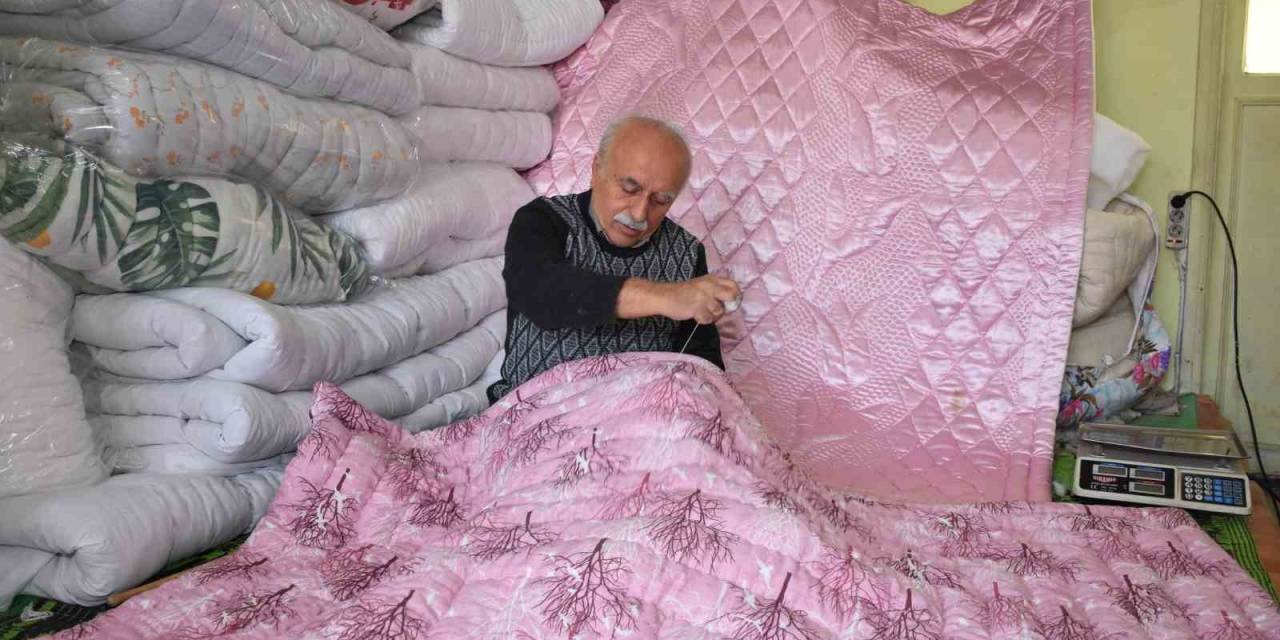 11 Yaşından Beri Yaptığı Yorgancılığı Yaşatmaya Çalışıyor