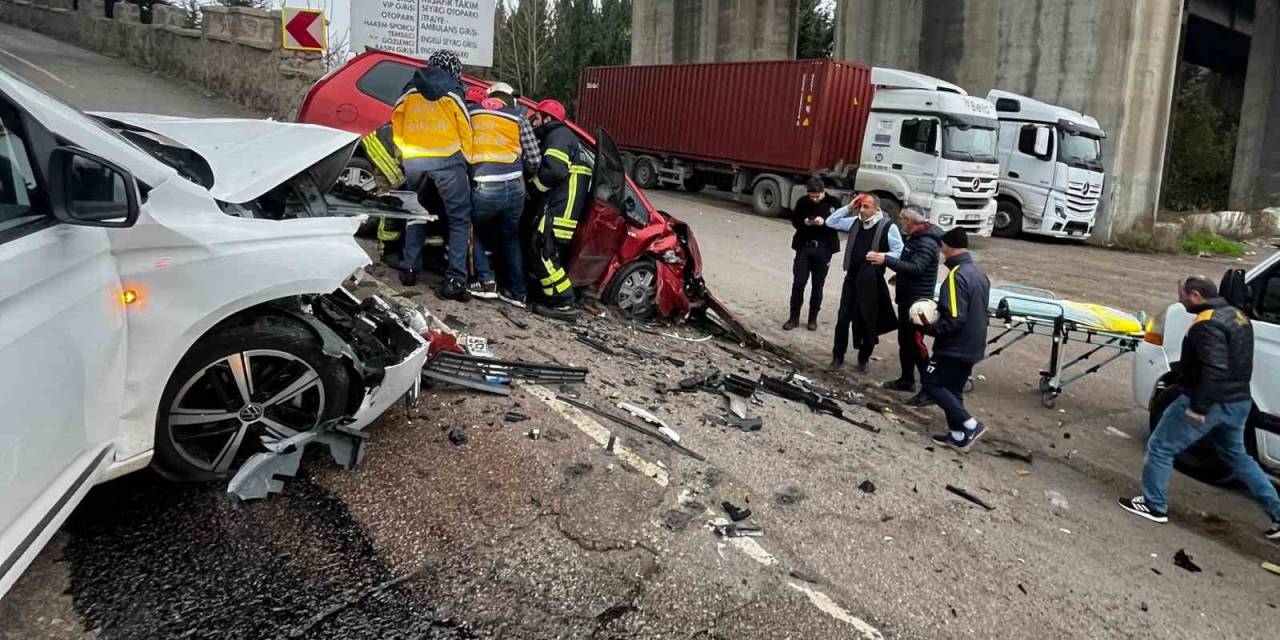 Kocaeli’de 2 Araç Kafa Kafaya Çarpıştı: 3 Yaralı