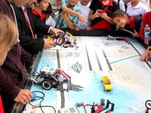 25 Ortaokul Öğrencisine Ücretsiz Robotik Eğitim