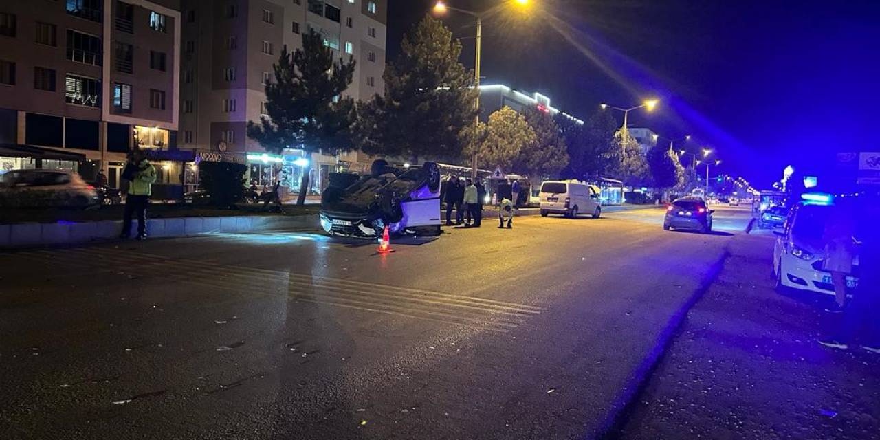 Otomobil İle Kamyonet Çarpıştı 3 Yaralı