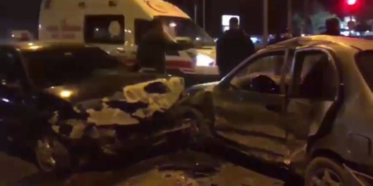 Virajı Alamayan Otomobil Karşıdan Gelen Başka Bir Otomobil İle Kafa Kafaya Çarpıştı: 3 Yaralı