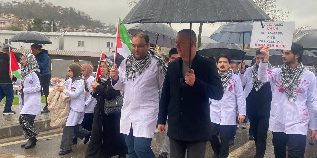 Doktorlardan Gazze İçin Kanlı Önlükle Yürüdü