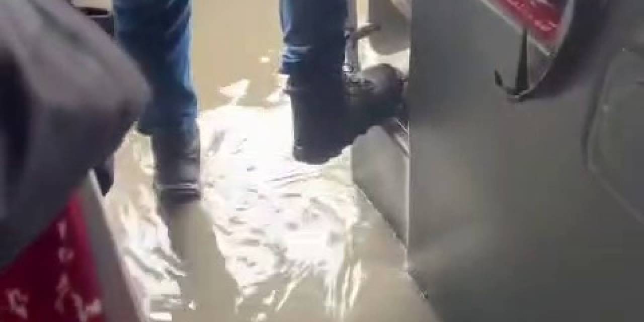 Küçükçekmece’de İett Otobüsünü Su Bastı: O Anlar Kamerada