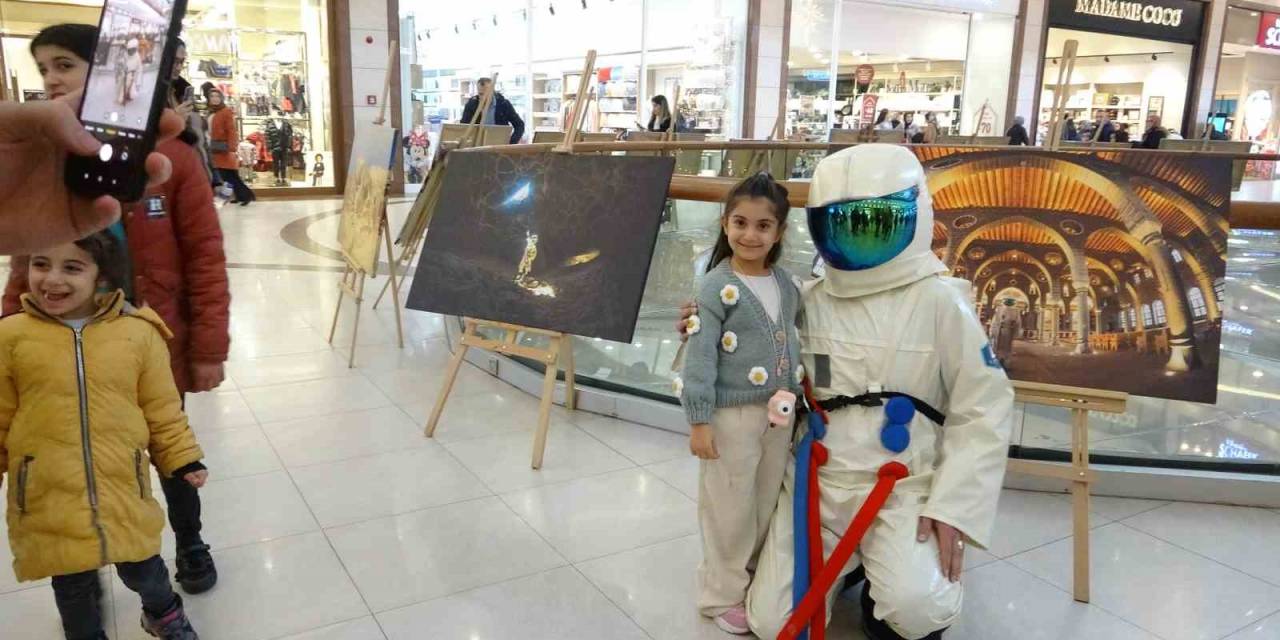 Astronot Olamadı, Çektiği Astronot Konseptli Fotoğrafları Sergiledi