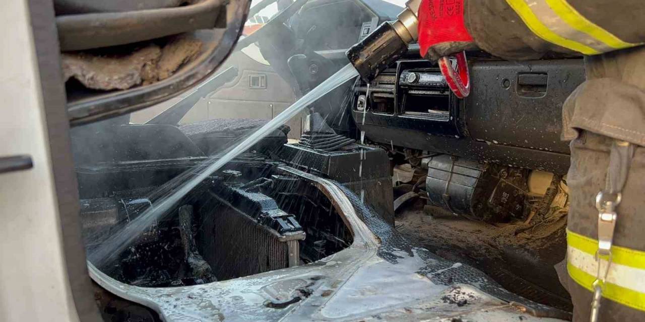 Aksaray’da Seyir Halindeki Kamyonet Yandı