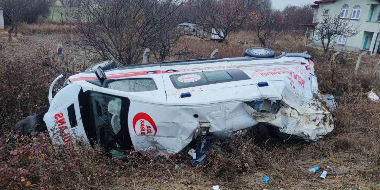 Hasta Nakli Yapan Sağlık Ekibi Trafik Kazası Geçirdi: 3 Yaralı